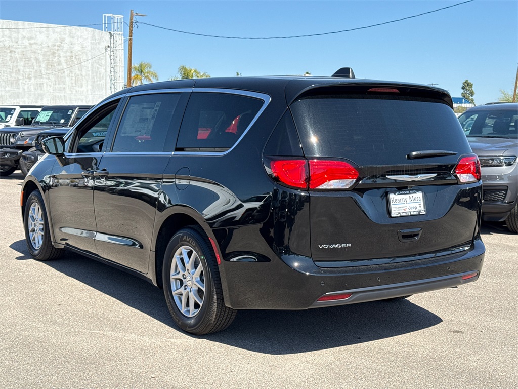 2025 Chrysler Voyager LX photo 14