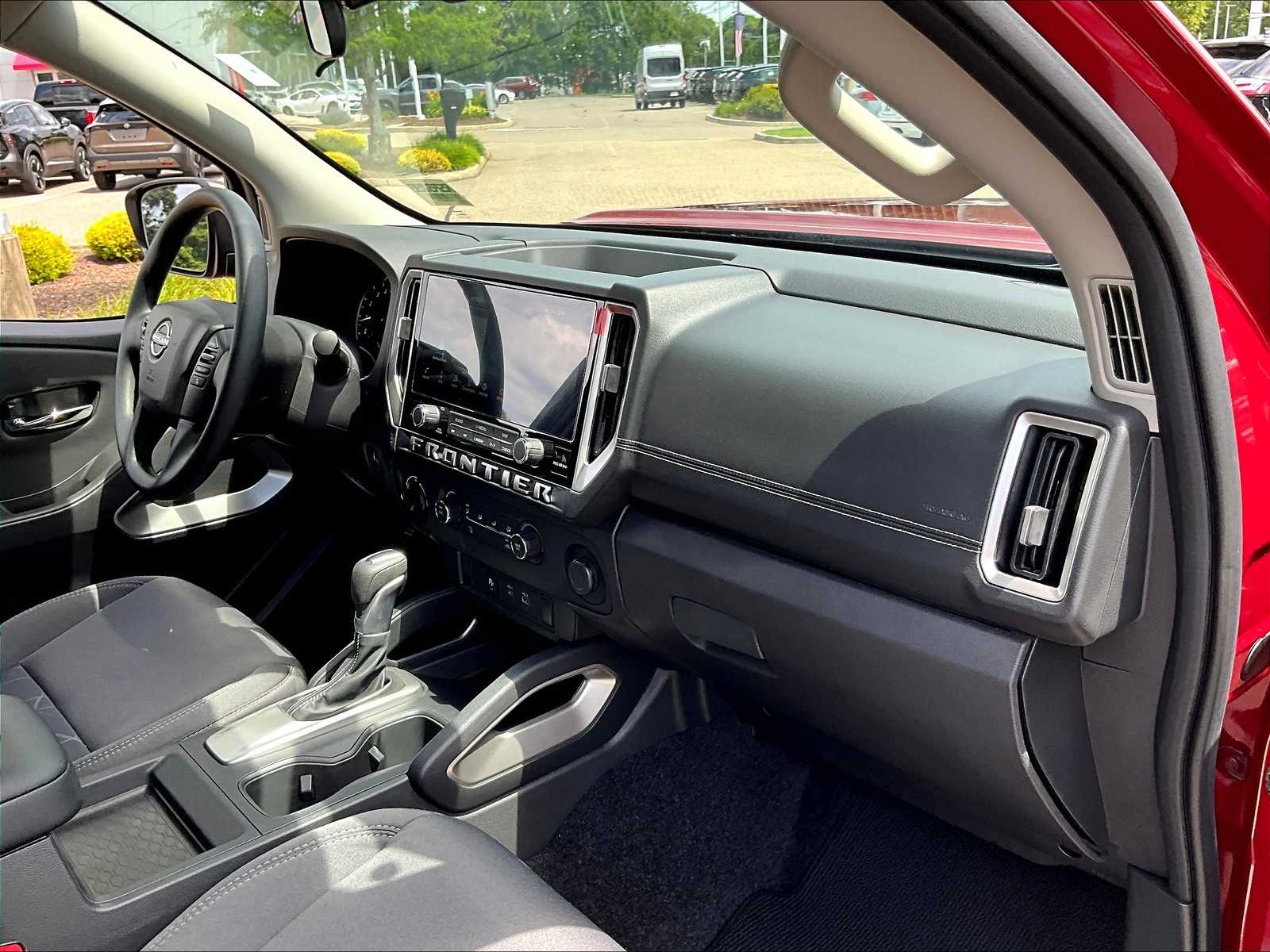 2025 Nissan Frontier SV photo 14
