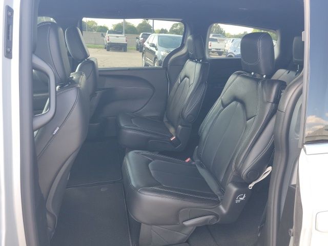 2026 Chrysler Pacifica photo 12