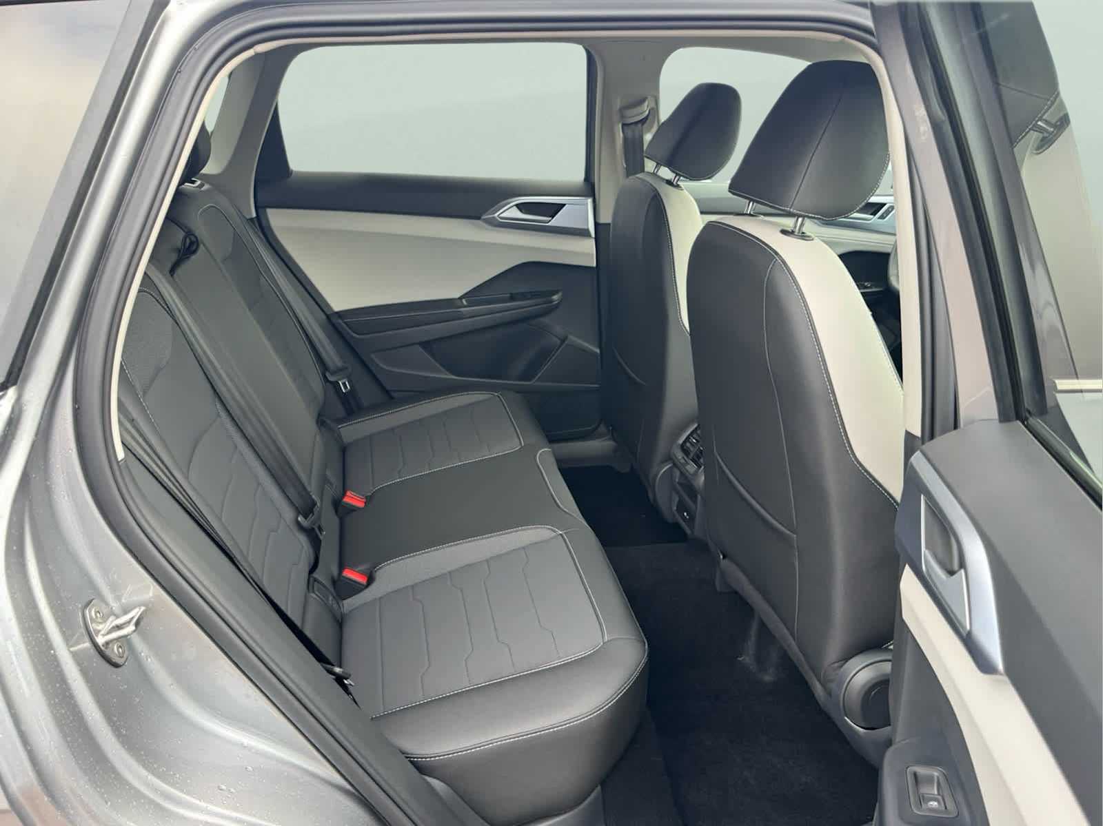 2025 Volkswagen Taos SE photo 35