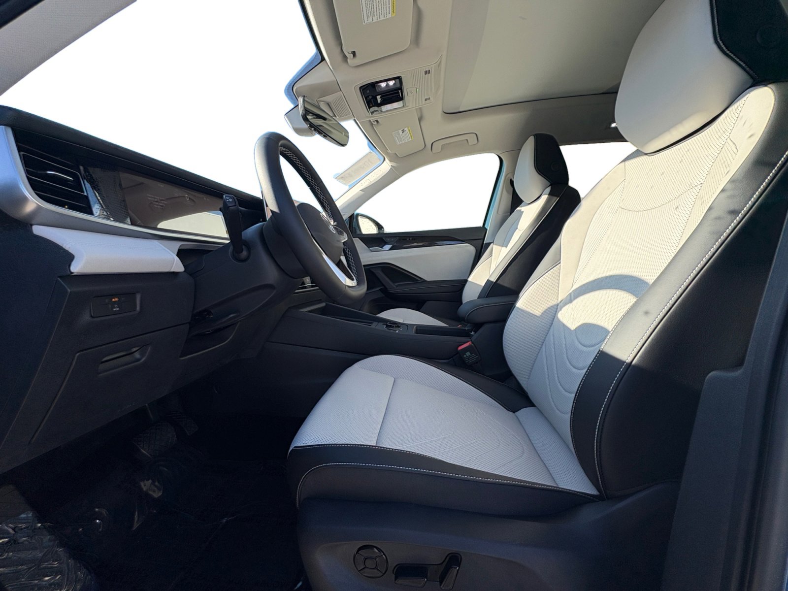 2025 Volkswagen Tiguan SE's photo