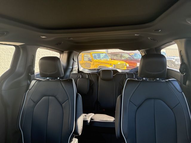 2026 Chrysler Pacifica Limited photo 3