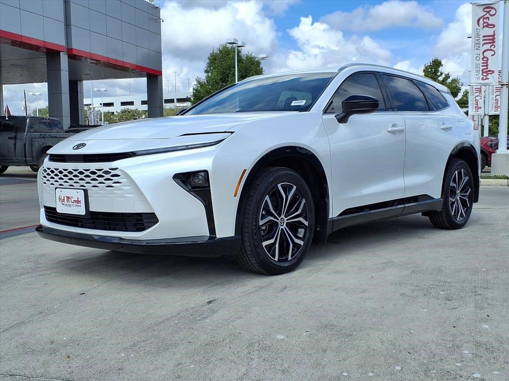 2025 Toyota Crown Signia XLE's photo