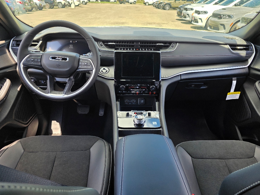 2025 Jeep Grand Cherokee Altitude X photo 2