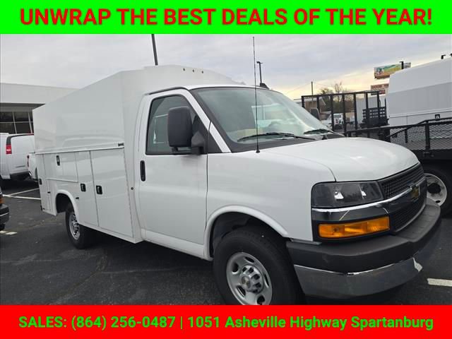 2025 Chevrolet Express Cutaway Base's photo