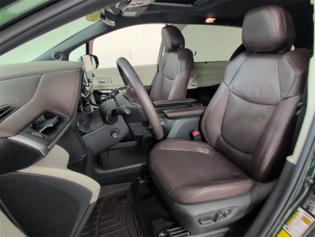 2024 Toyota Sienna Platinum photo 4