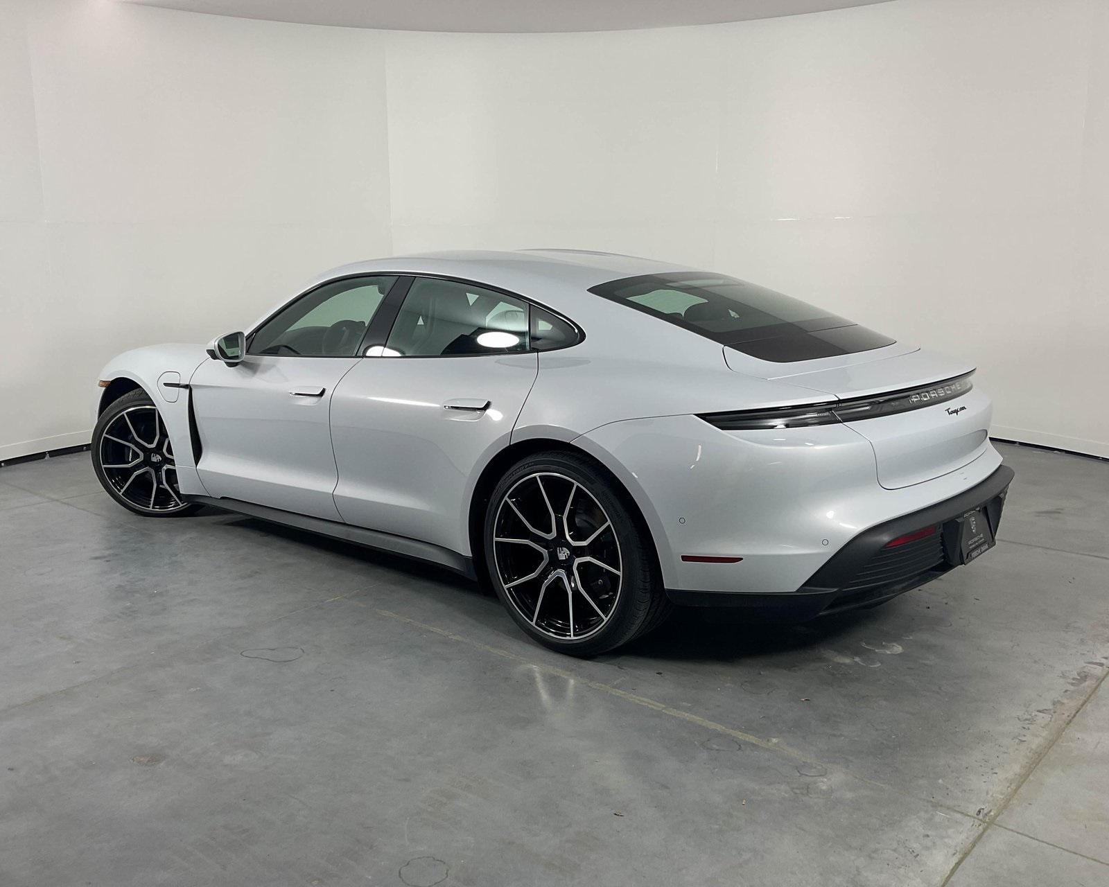 2025 Porsche Taycan photo 3