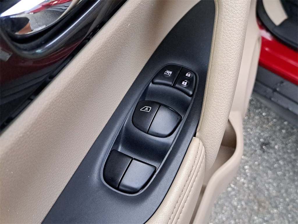 2017 Nissan Rogue SV photo 22