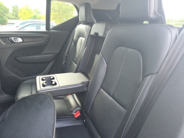 2019 Volvo XC40 Momentum photo 6