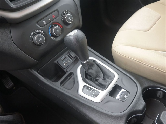 2015 Jeep Cherokee Sport photo 26