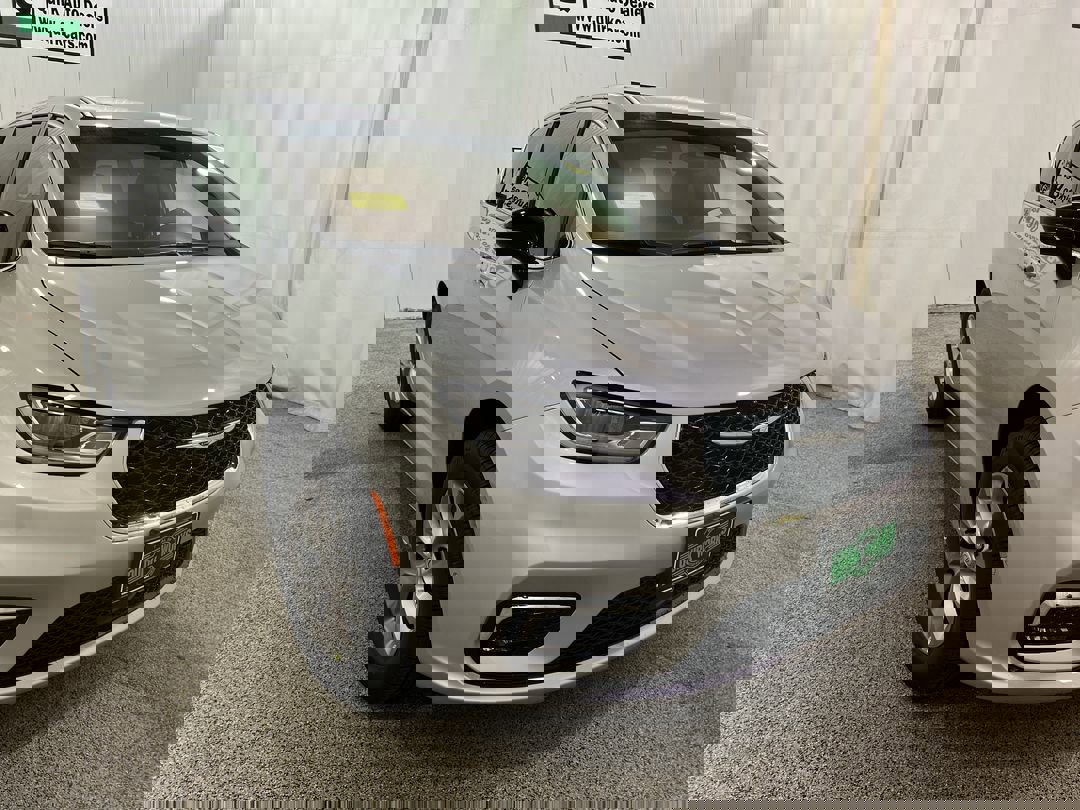 2026 Chrysler Pacifica Select's photo