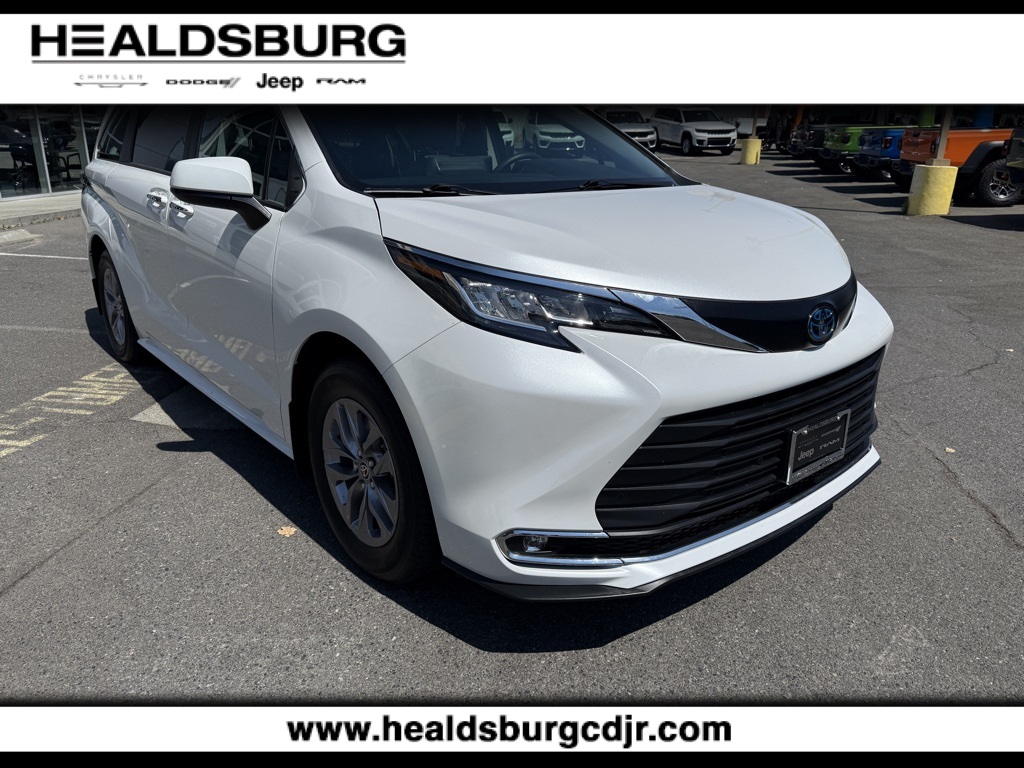2023 Toyota Sienna XLE photo 7