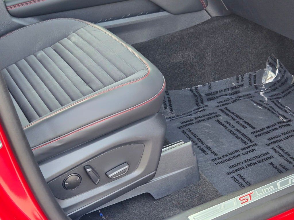 2025 Ford Explorer ST-Line photo 6