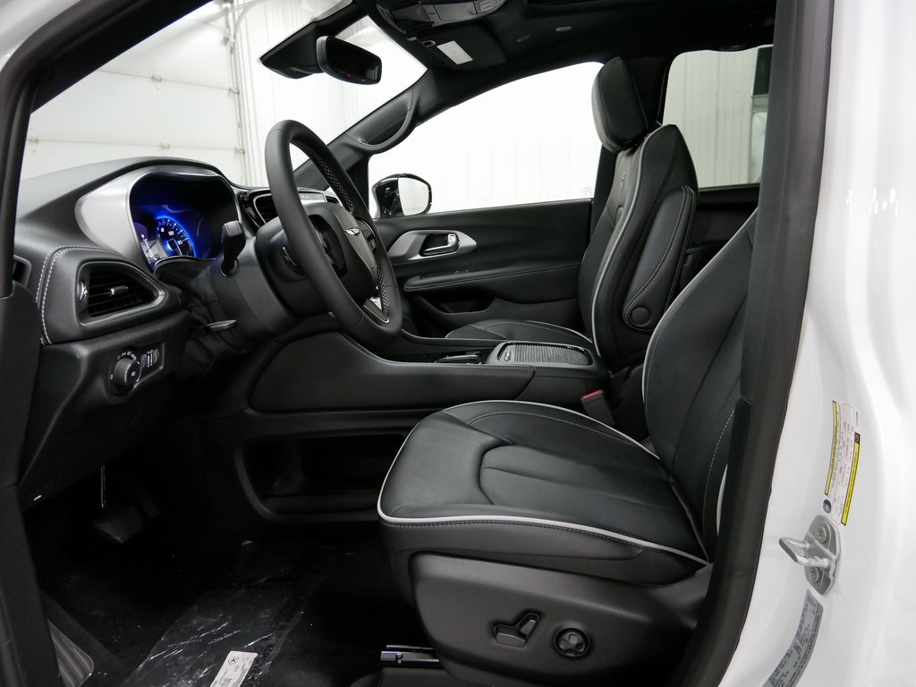 2026 Chrysler Pacifica Limited photo 6