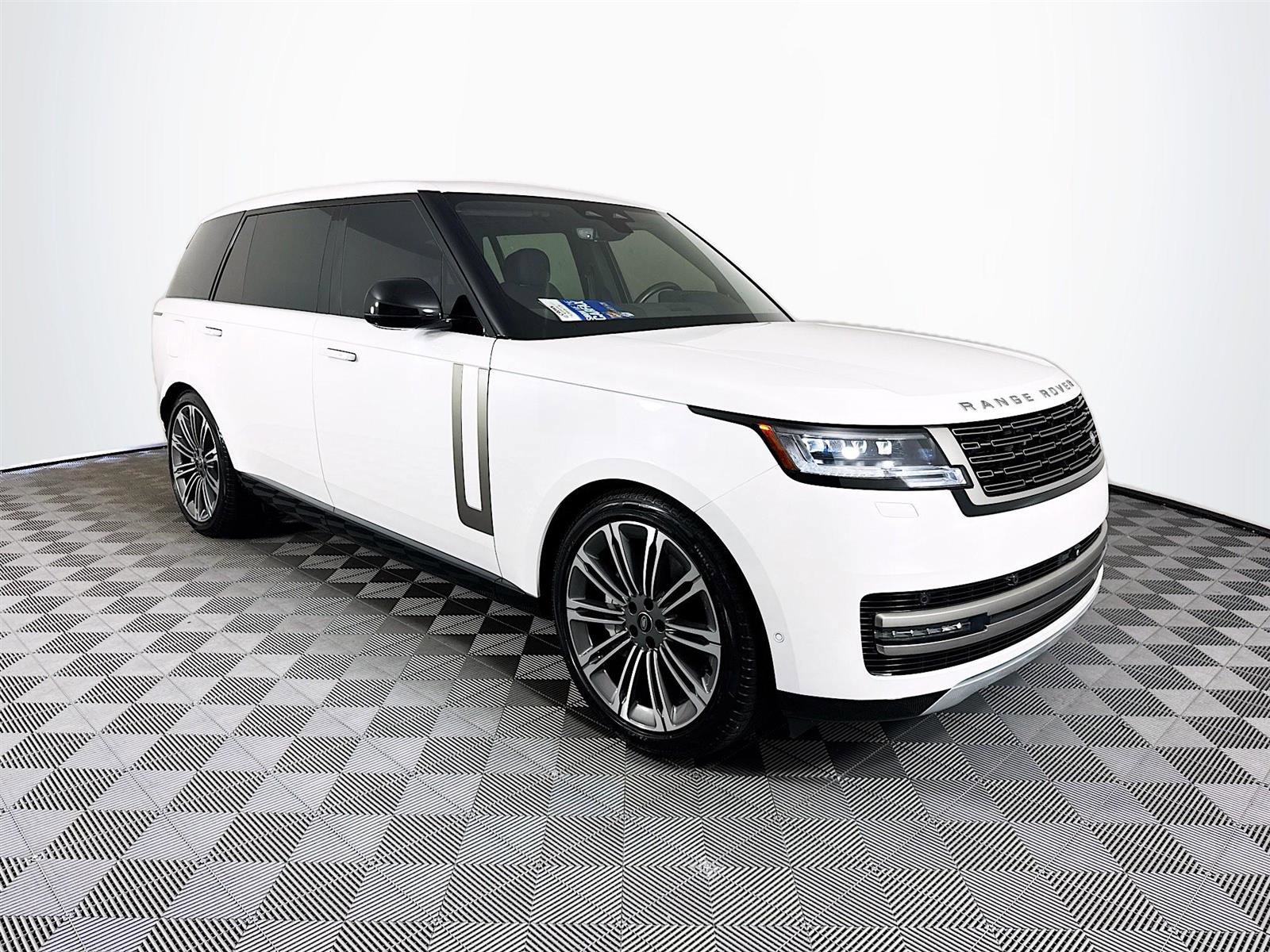 2024 Land Rover Range Rover SE photo 2