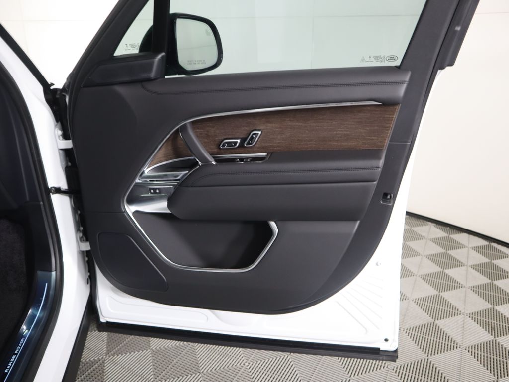 2025 Land Rover Range Rover SE photo 22