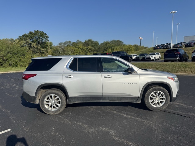2021 Chevrolet Traverse LS photo 2