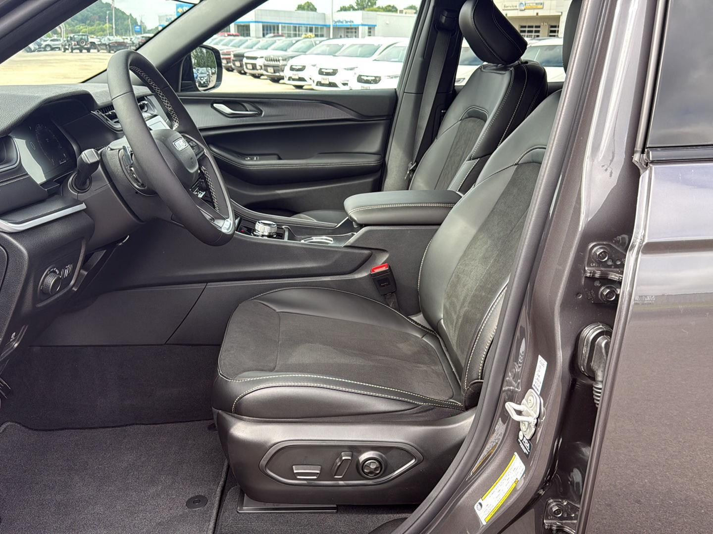 2025 Jeep Grand Cherokee Altitude photo 9