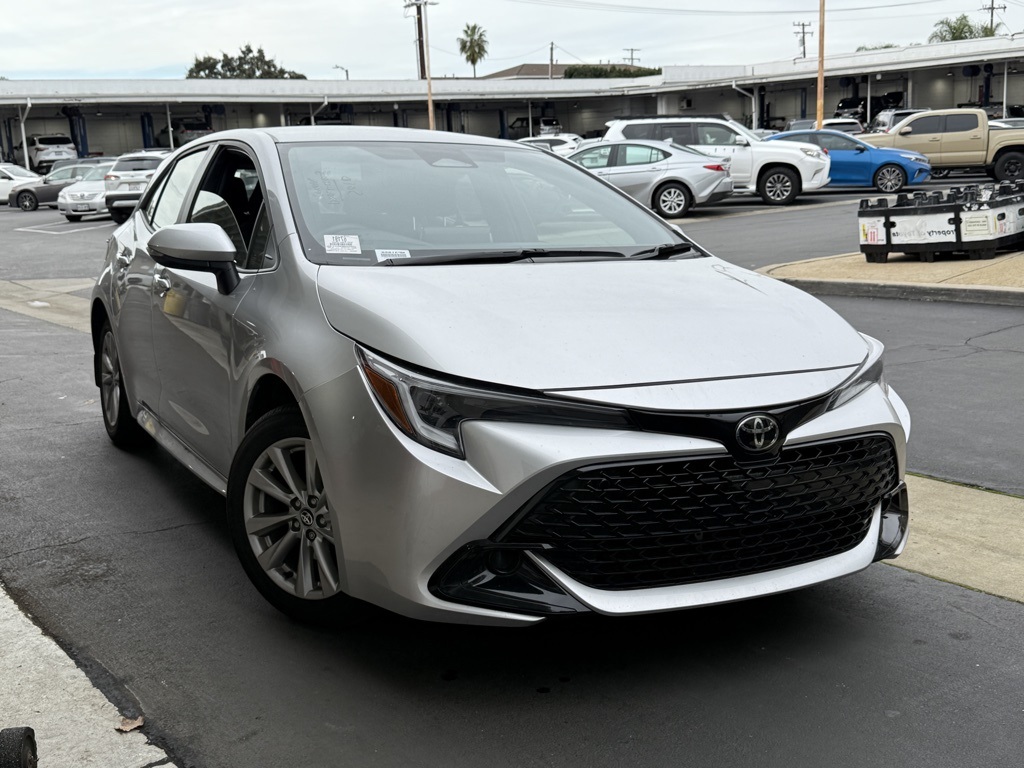 2024 Toyota Corolla Hatchback SE's photo