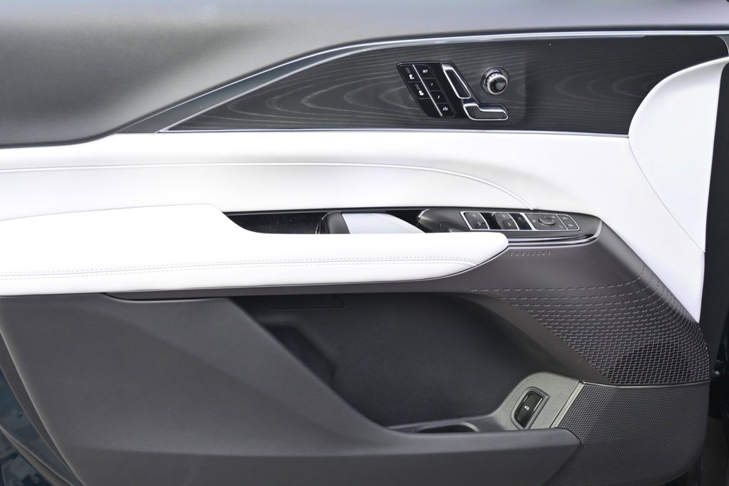 2025 Cadillac Lyriq Luxury photo 17