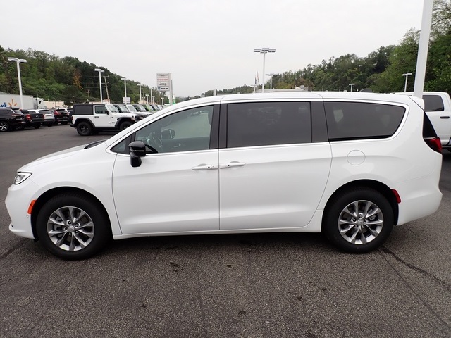 2026 Chrysler Pacifica photo 2