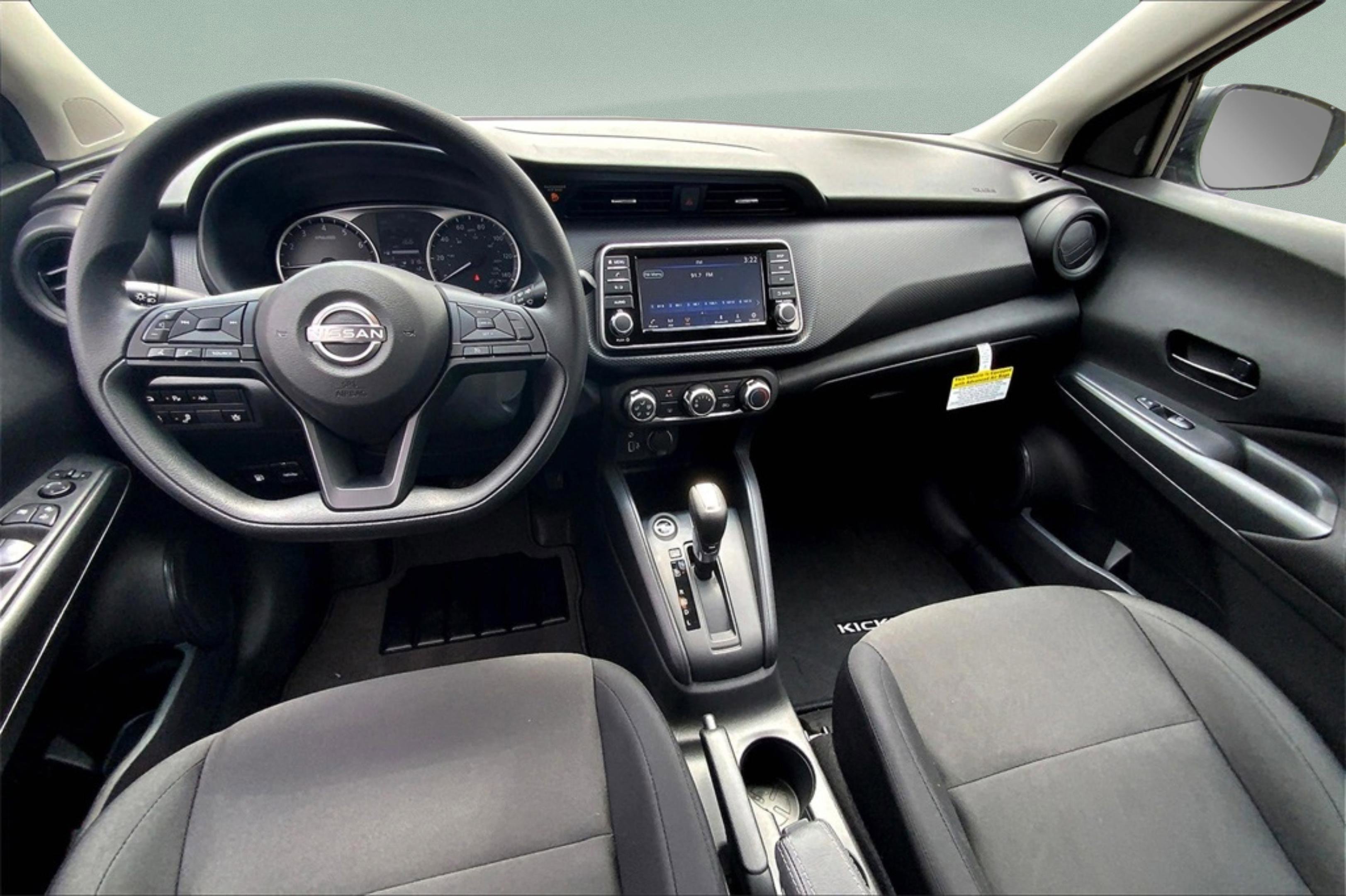 2025 Nissan Kicks Play S photo 3