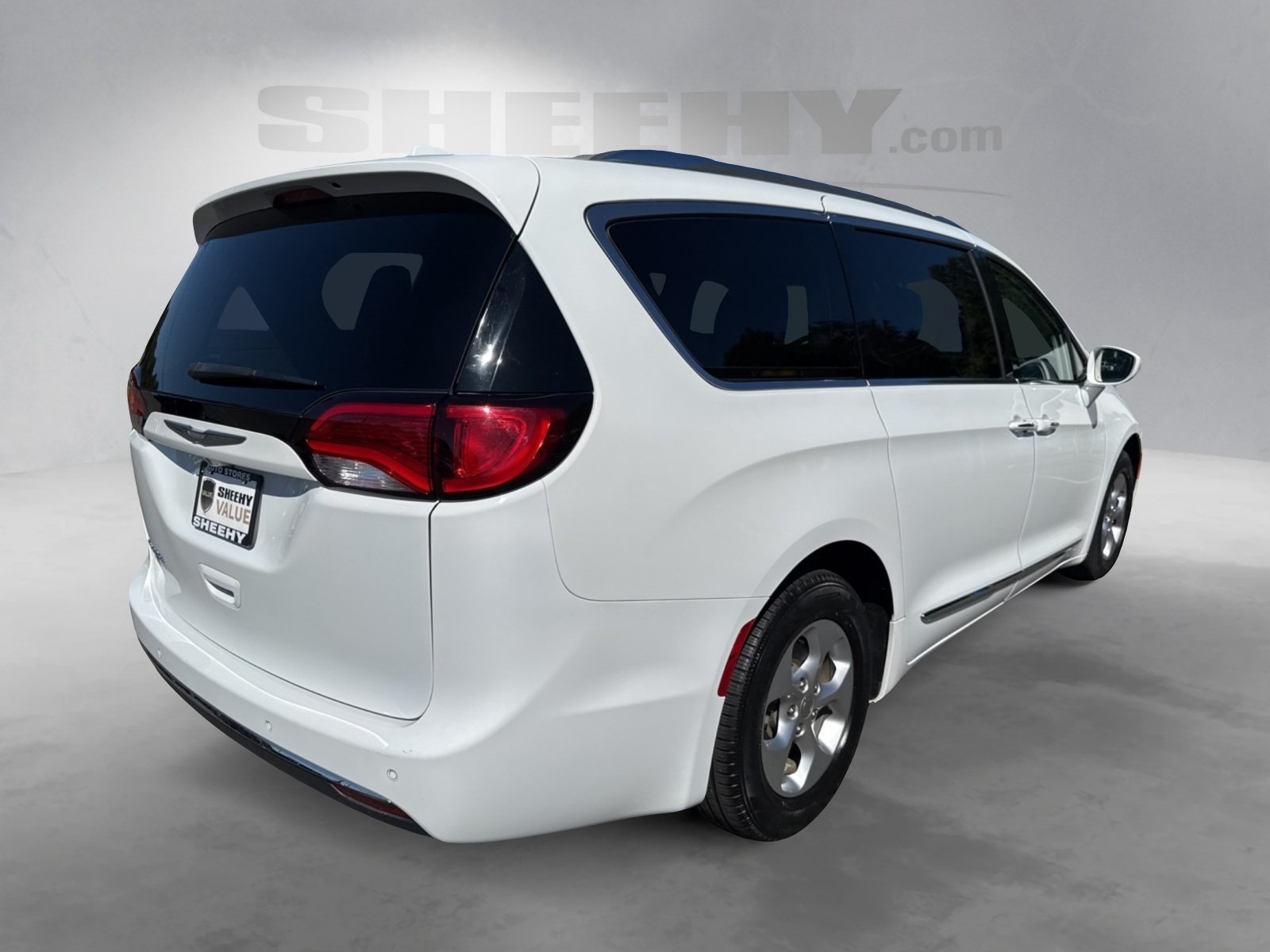 2017 Chrysler Pacifica Touring Plus photo 11