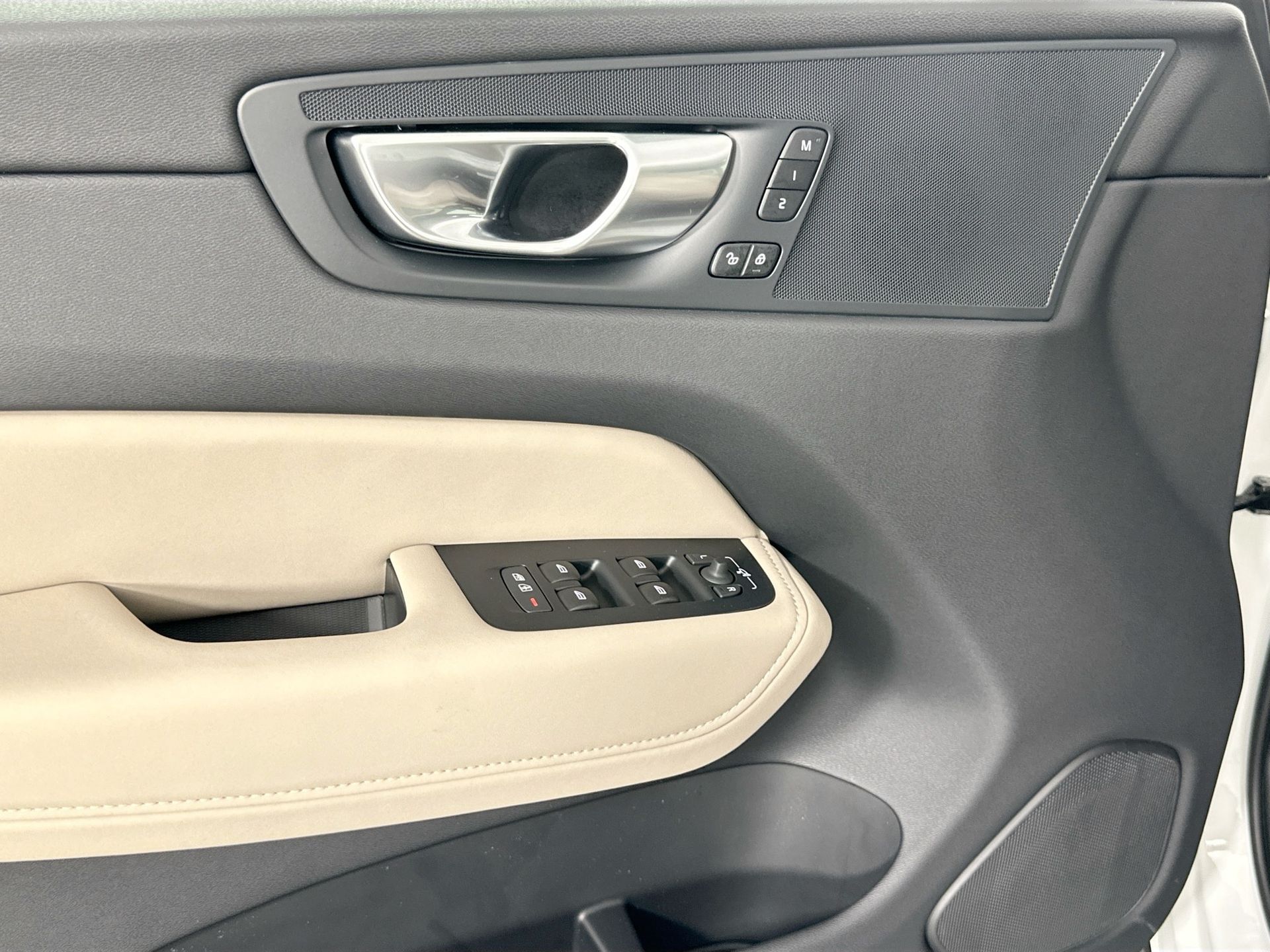 2026 Volvo XC60 B5 Core photo 14
