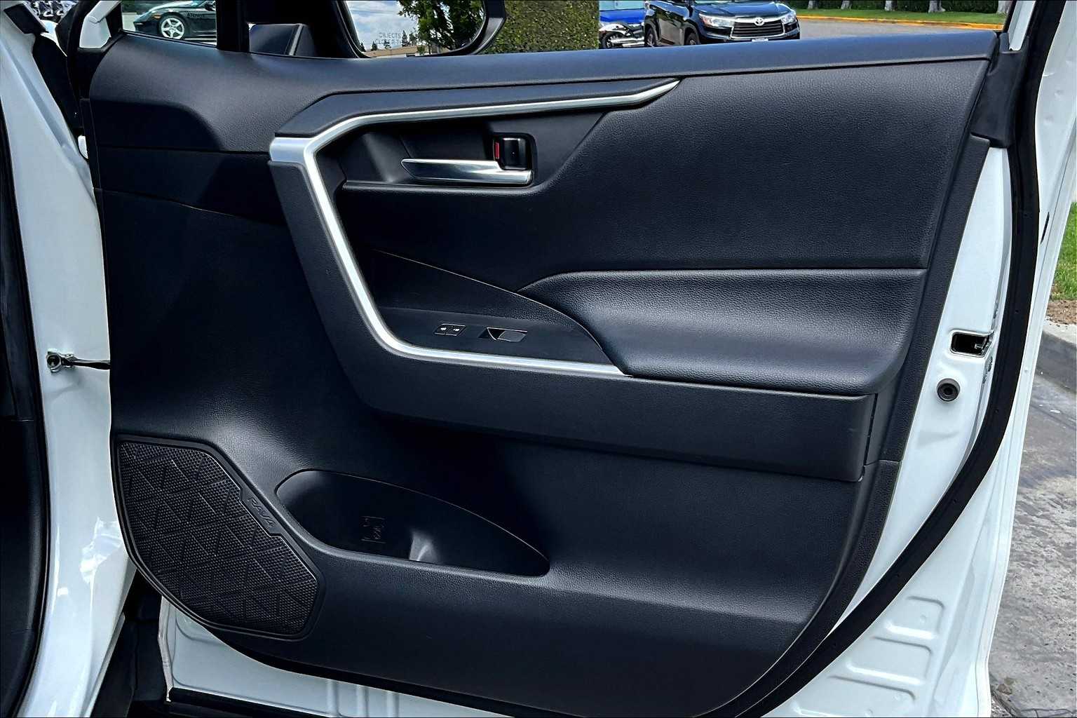 2021 Toyota RAV4 XLE Premium photo 21