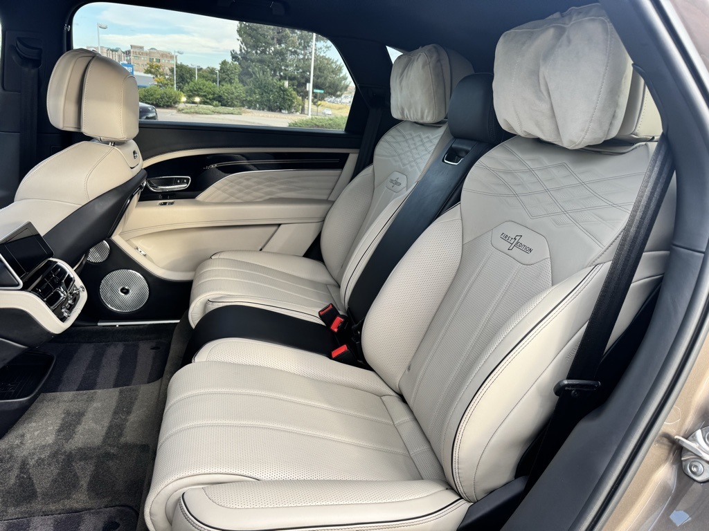 2023 Bentley Bentayga EWB photo 4