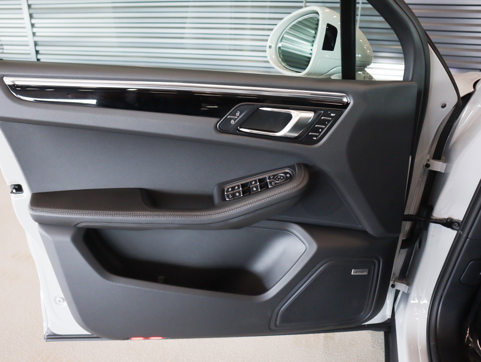2025 Porsche Macan S photo 25