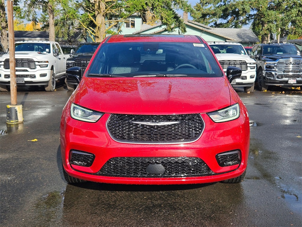 2026 Chrysler Pacifica photo 2