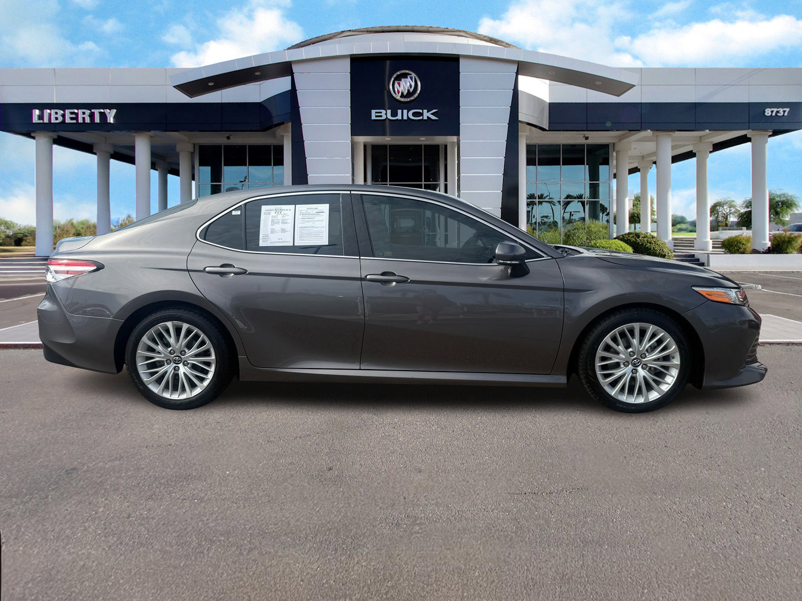 2018 Toyota Camry LE photo 2