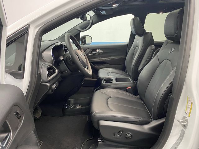 2026 Chrysler Pacifica photo 3