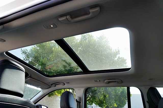 New 2023 Bright White Clear-Coat Exterior Paint Jeep 4xe image 19