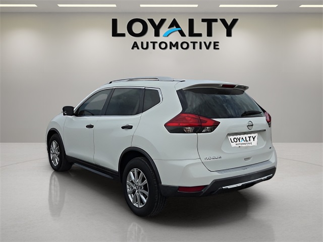 2017 Nissan Rogue SV photo 3