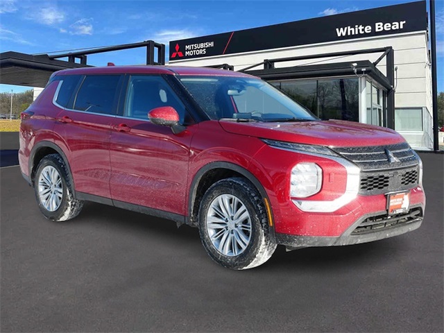 2022 Mitsubishi Outlander ES's photo