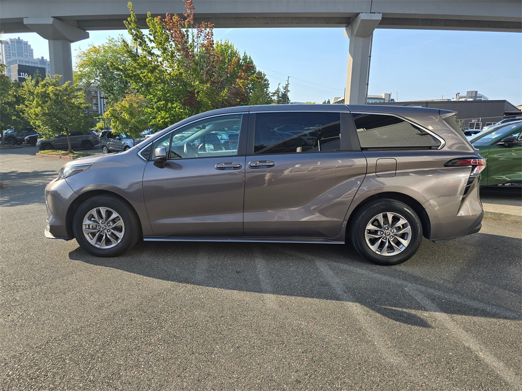 2023 Toyota Sienna LE photo 3
