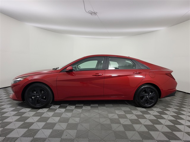 2022 Hyundai Elantra SEL Convenience photo 2