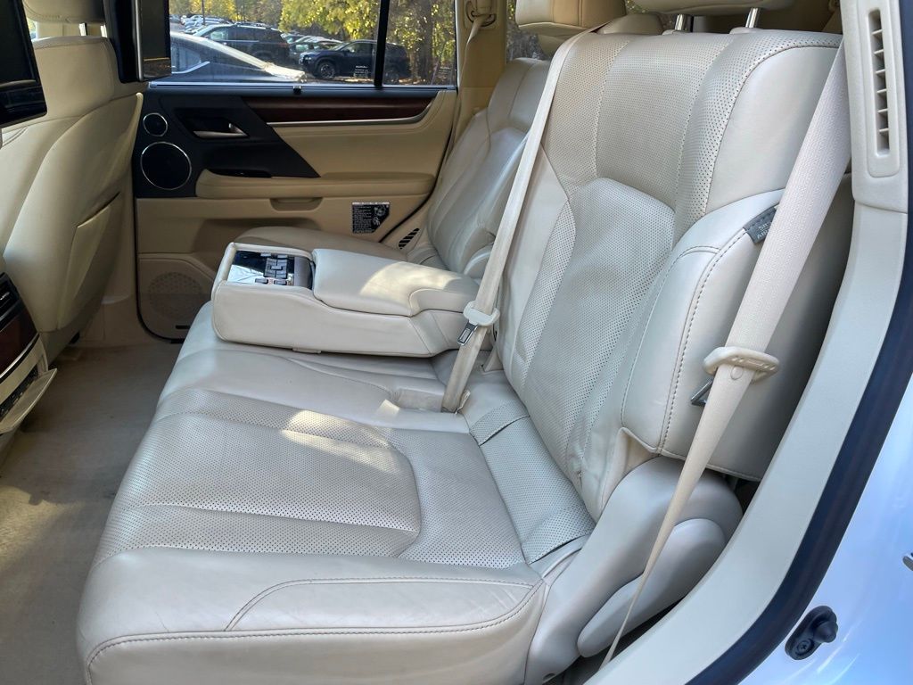 2016 Lexus LX 570 photo 4