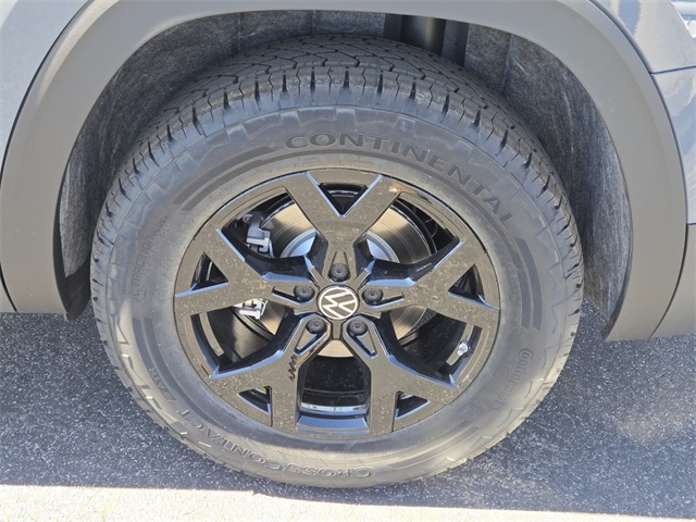 2025 Volkswagen Atlas SE Technology Peak Edition photo 4