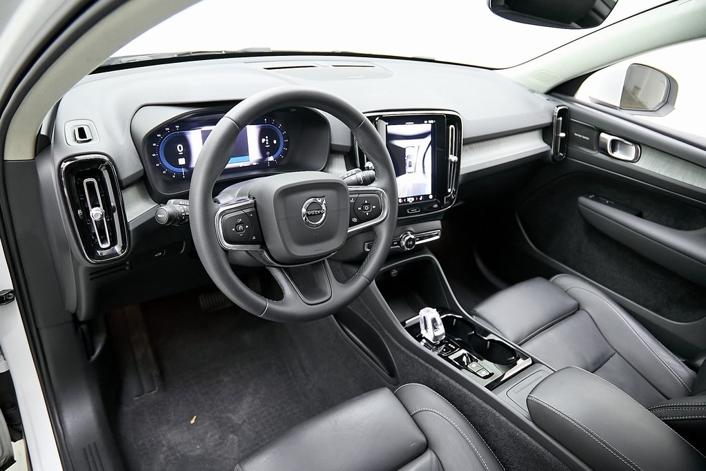 2024 VOLVO XC40 - Image 13