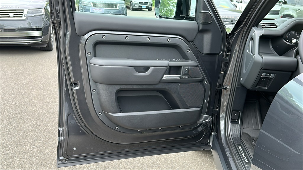2025 Land Rover Defender 110 X-Dynamic SE photo 8