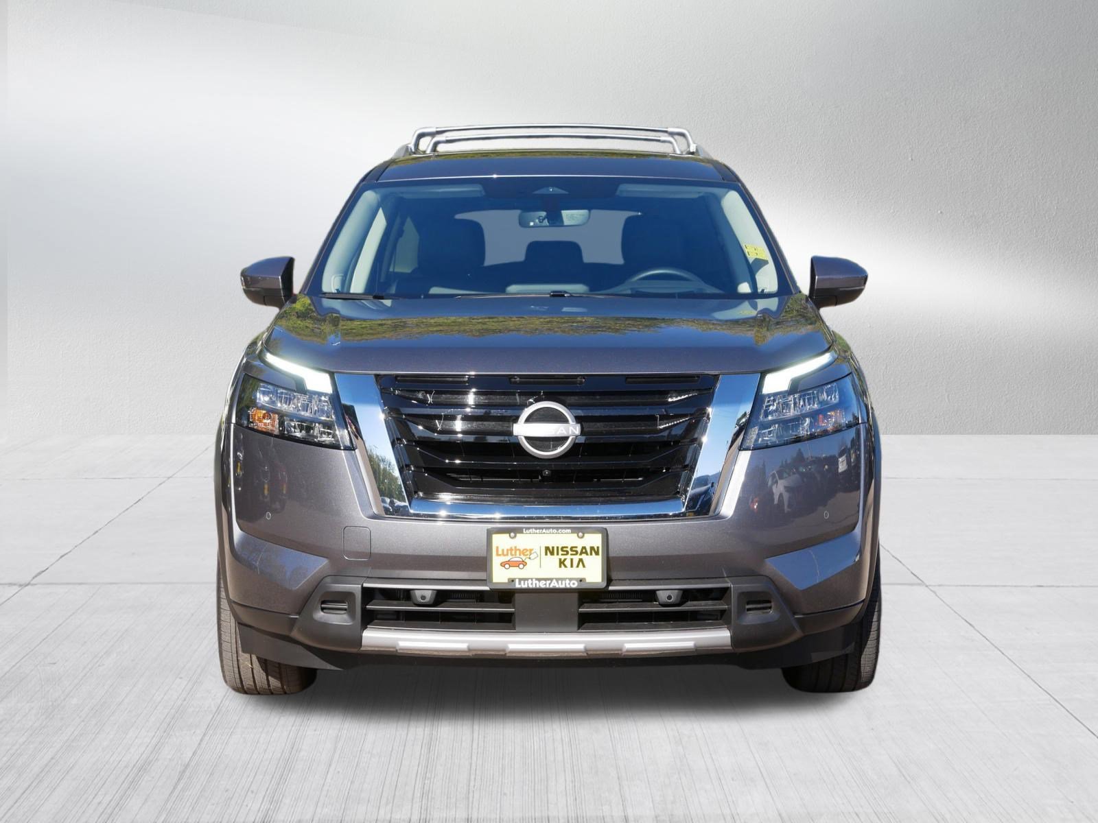 2025 Nissan Pathfinder Platinum photo 2