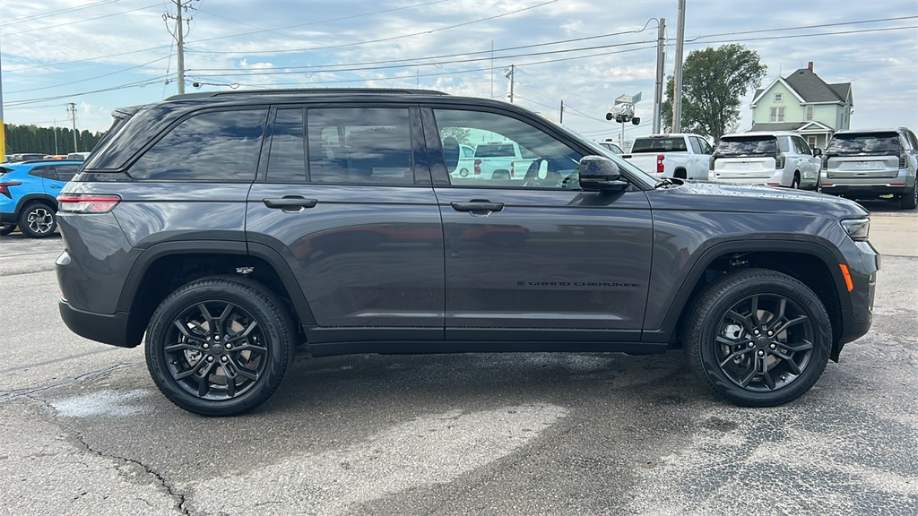 2025 Jeep Grand Cherokee Limited photo 2