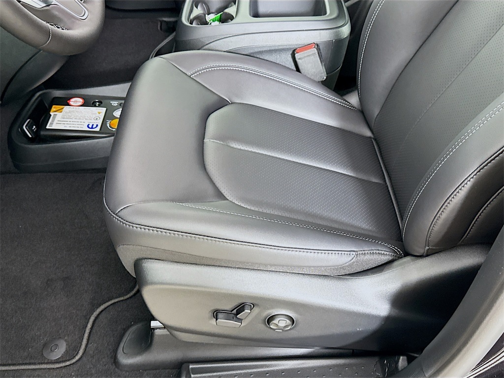 2025 Chrysler Pacifica photo 20