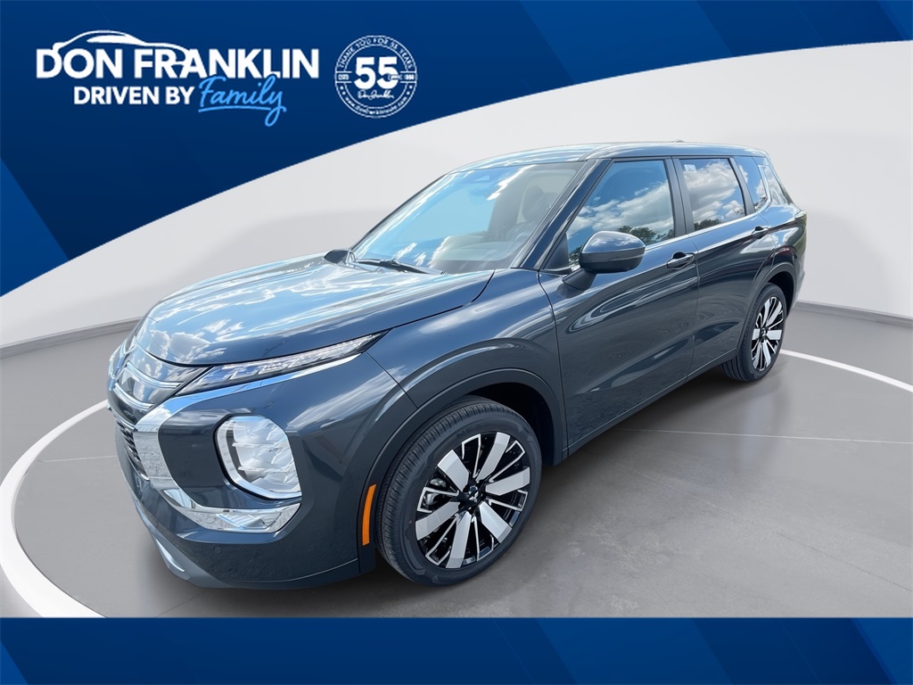 2025 Mitsubishi Outlander SE's photo