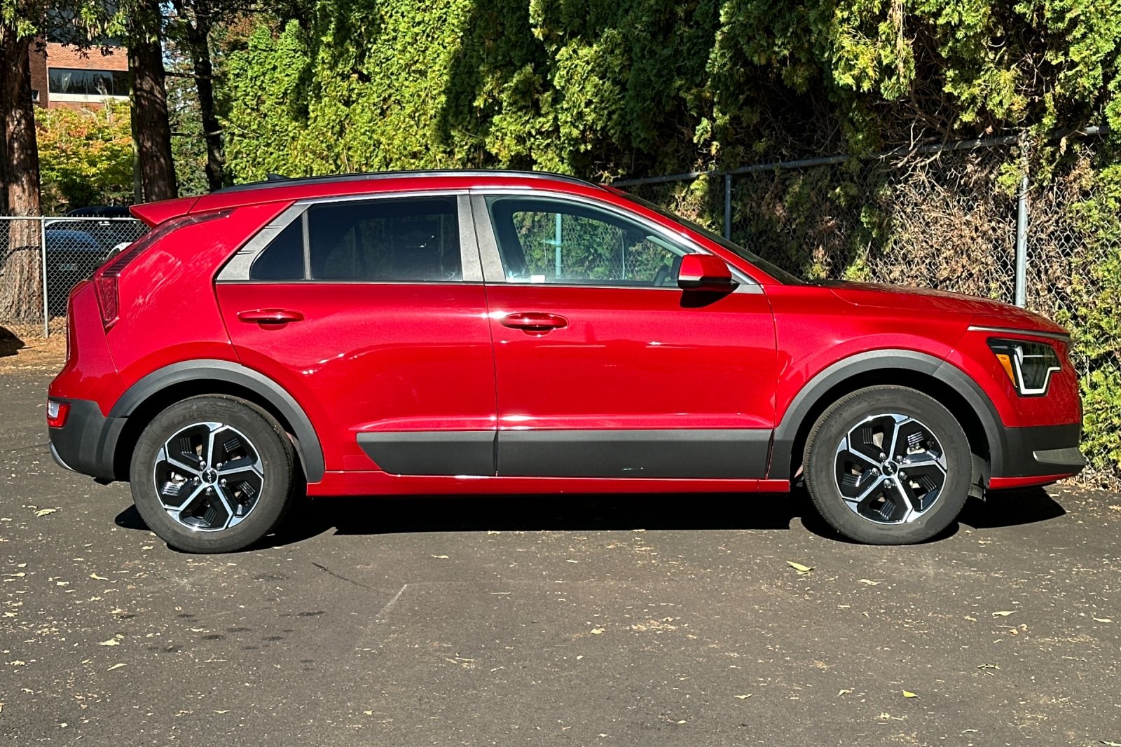 2023 Kia Niro LX photo 2
