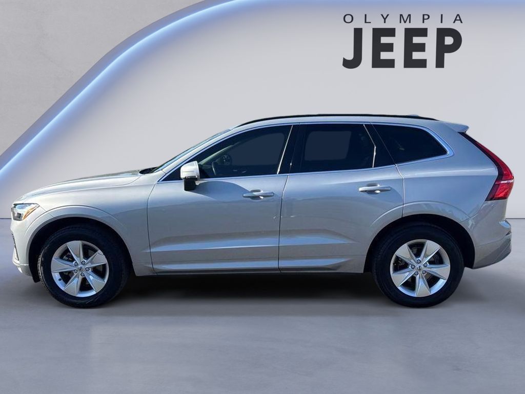 2022 Volvo XC60 B5 Momentum photo 2