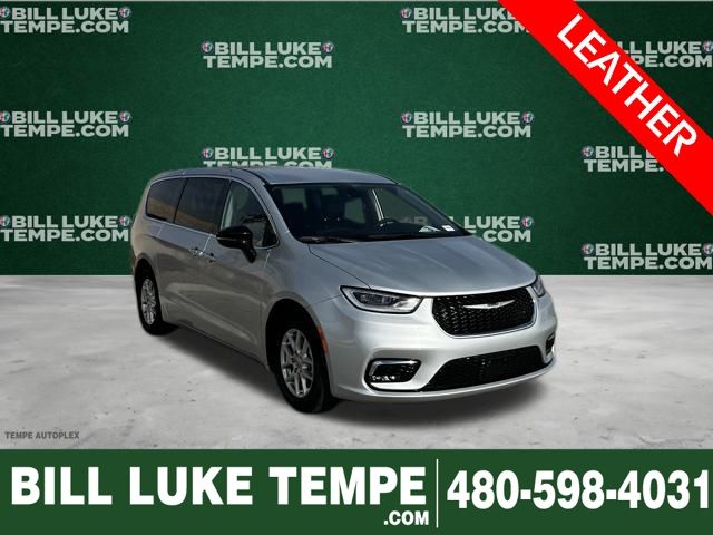 2024 Chrysler Pacifica Touring L's photo